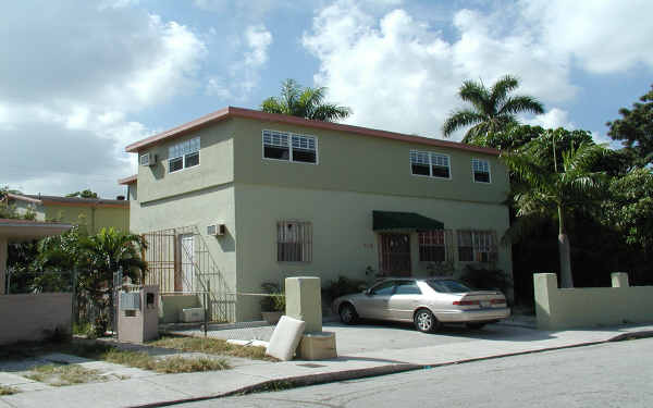 412-416 NE 35th St in Miami, FL - Building Photo