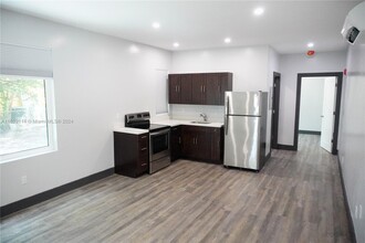 1020 SW 23rd Ave, Unit 8 in Miami, FL - Building Photo - Building Photo