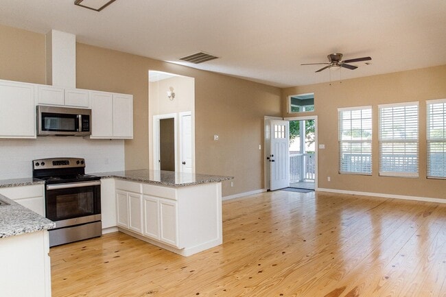211 N Austin St
