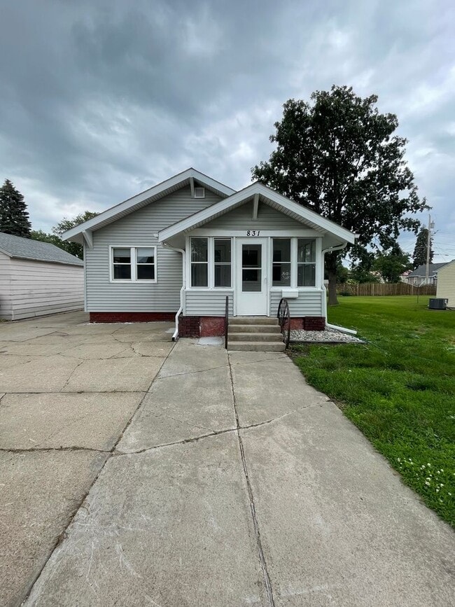 property at 831 S 9th St