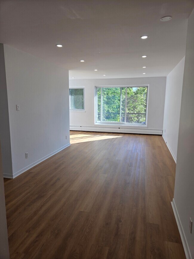 250 Alexis-Nihon Boul in St. Laurent, QC - Building Photo - Building Photo