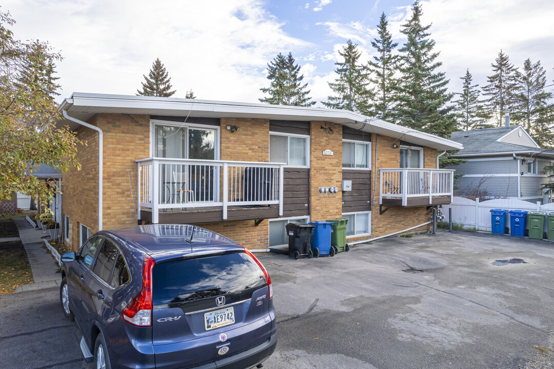 4135 Bow Trl SW in Calgary, AB - Building Photo