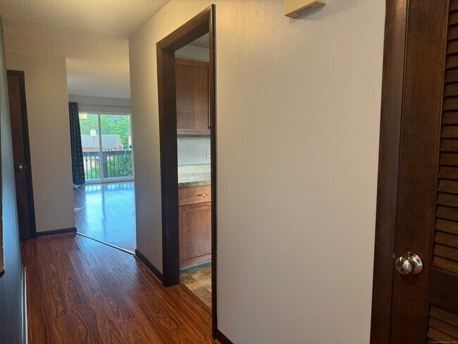 211 Skyview Dr in Cromwell, CT - Building Photo - Building Photo