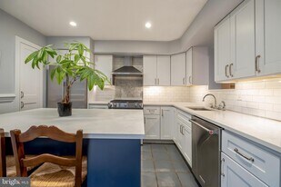 908 S Front St in Philadelphia, PA - Building Photo