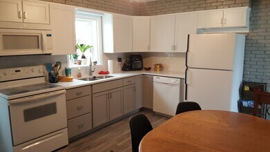 206 S Bagby St in Knob Noster, MO - Foto de edificio - Building Photo