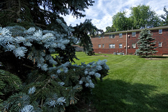 Madison Arms in Old Bridge, NJ - Building Photo - Building Photo