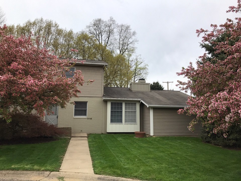 3718 Moonbeam Cir NW, Unit 3716 in Canton, OH - Foto de edificio