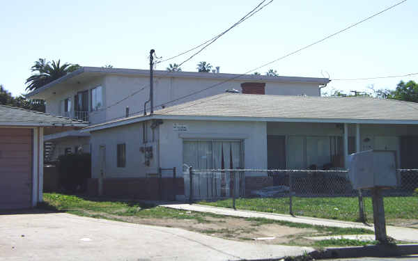 517 Massachusetts Ave in Vista, CA - Foto de edificio - Building Photo