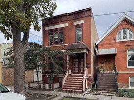 2046 W Iowa St, Unit M06H in Chicago, IL - Building Photo