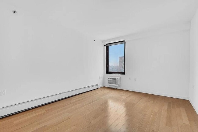 91-16 Shore Front Pkwy in Queens, NY - Building Photo - Building Photo