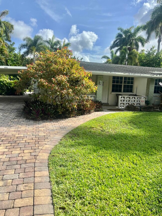 4715 Collier Rd in Greenacres, FL - Foto de edificio - Building Photo
