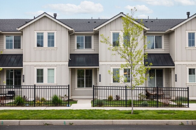 20869 SE Denver Dr in Bend, OR - Building Photo - Building Photo