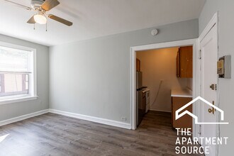 717 W Belmont Ave, Unit 508 in Chicago, IL - Foto de edificio - Building Photo