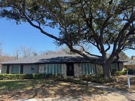 14922 Hillcrest Rd in Dallas, TX - Building Photo