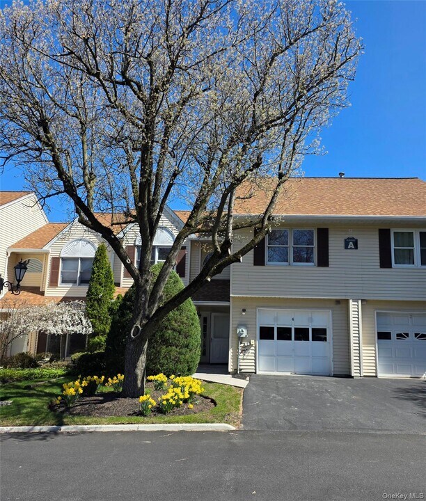 4 Trevor Lake Dr in Congers, NY - Building Photo