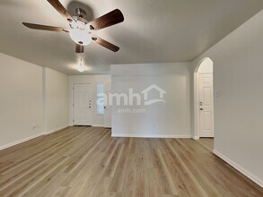 910 Redcrest Springs Ct, Unit 6 in Houston, TX - Foto de edificio - Building Photo