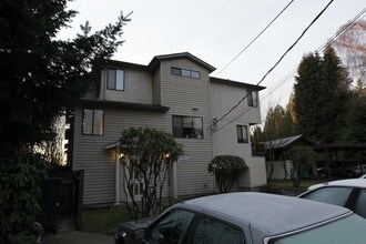 Beautiful Townhouse-style Apartment in Sho in Shoreline, WA - Building Photo - Building Photo