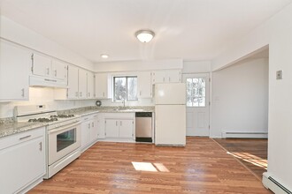 8 Harbor Hill Rd in Glen Cove, NY - Building Photo - Building Photo
