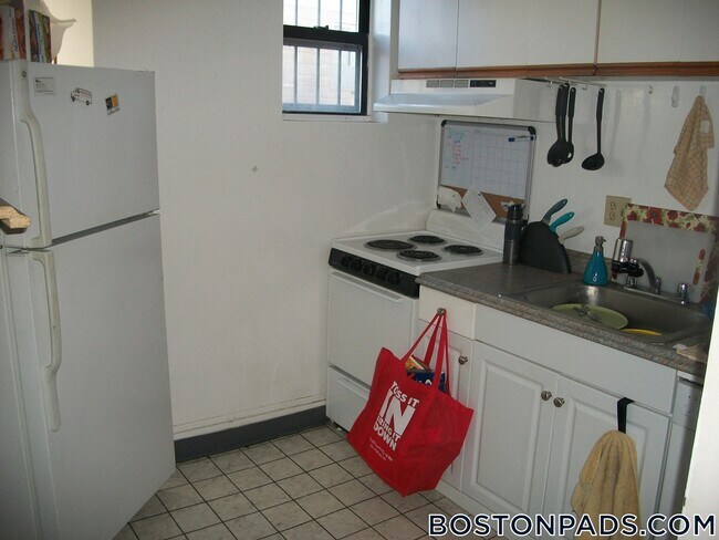 833 Beacon St, Unit B in Boston, MA - Foto de edificio - Building Photo