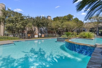 Renata on Fredericksburg in San Antonio, TX - Foto de edificio - Building Photo