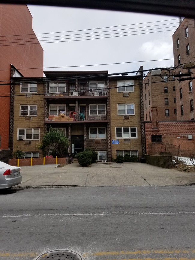 4137 Parsons Blvd in Flushing, NY - Building Photo - Building Photo