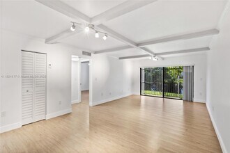10145 NW 9th St Cir in Miami, FL - Building Photo - Building Photo