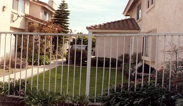 Hamilton Court Apartments in Costa Mesa, CA - Building Photo - Building Photo