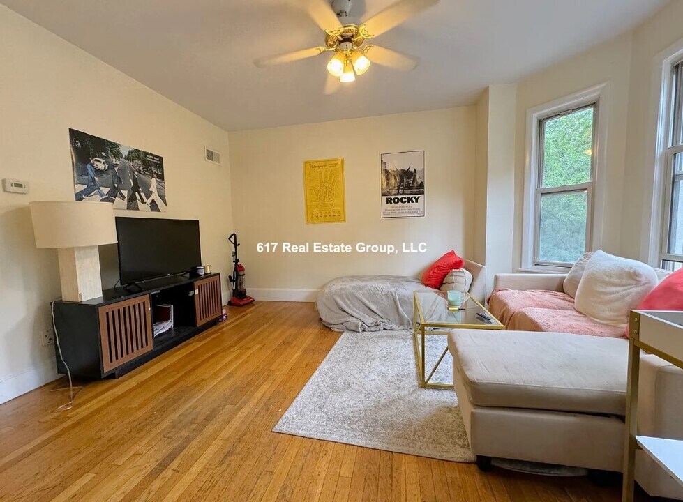 216 Freeman St, Unit 2 in Brookline, MA - Foto de edificio