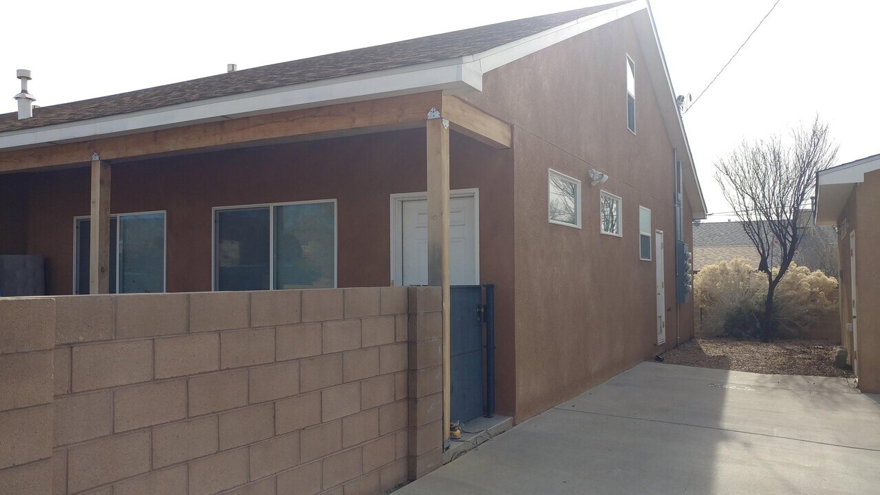 623 Madison St NE in Albuquerque, NM - Foto de edificio