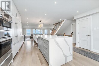 375 Book Rd in Grimsby, ON - Building Photo - Building Photo