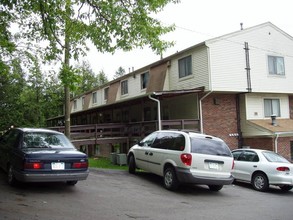 Maple Court Apartments in Oak Hill, WV - Building Photo - Building Photo