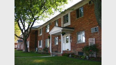 Kelly Square Apartments in Roseville, MI - Building Photo - Building Photo