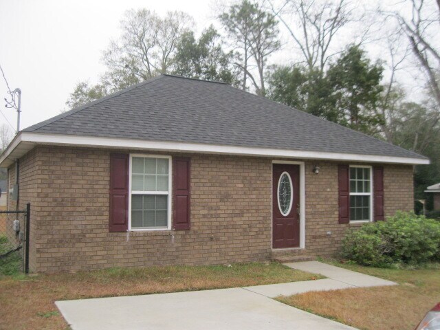 626 W Barnard St in Glennville, GA - Foto de edificio