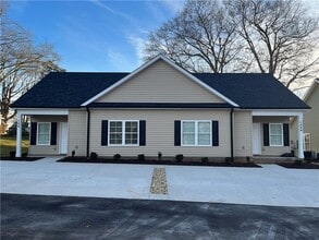 102 B Oak Ln in Liberty, SC - Building Photo - Building Photo