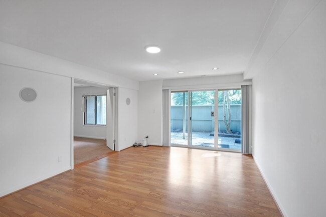 5224 Pooks Hill Rd, Unit Bethesda Luxury Condo in Bethesda, MD - Building Photo - Building Photo