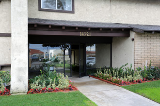 Brookhurst Pines Apartments in Garden Grove, CA - Building Photo - Building Photo