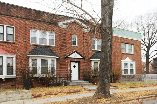 1228 Holbrook St NE in Washington, DC - Foto de edificio - Building Photo