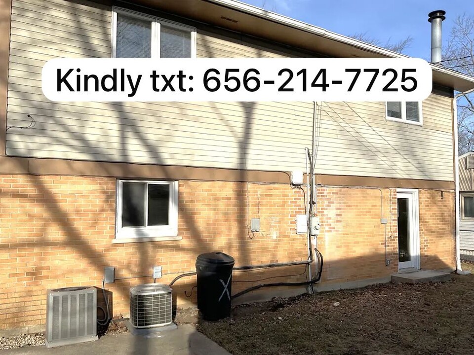 256 Cindy Ln in Wheeling, IL - Building Photo