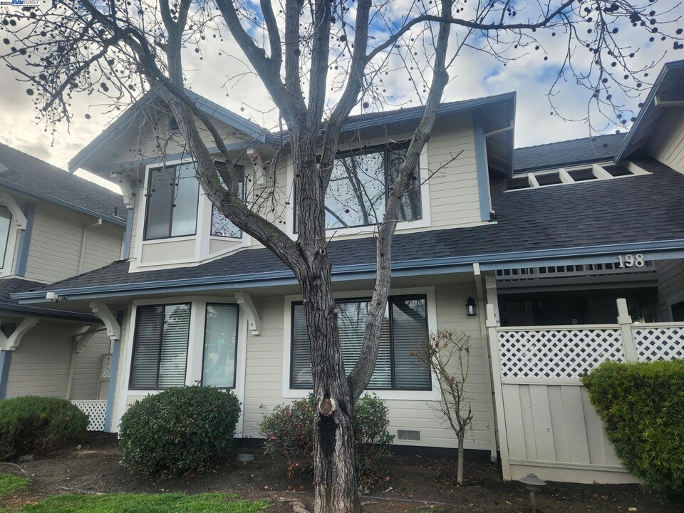 198 Peters Ave in Pleasanton, CA - Building Photo