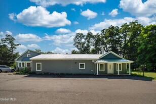 489 Grooms Rd in Clifton Park, NY - Building Photo