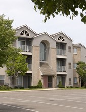 Chene Park Commons in Detroit, MI - Foto de edificio - Building Photo