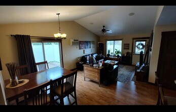 2525 Lake Ct in Altoona, WI - Foto de edificio - Building Photo