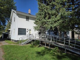 1420 Linden Ct in Grand Forks, ND - Building Photo