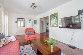 5124 3/4 De Longpre Ave in Los Angeles, CA - Building Photo - Building Photo
