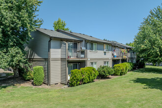 Tall Oaks Estates in McMinnville, OR - Building Photo - Building Photo