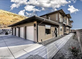 730 Bluffs Ct in Reno, NV - Building Photo