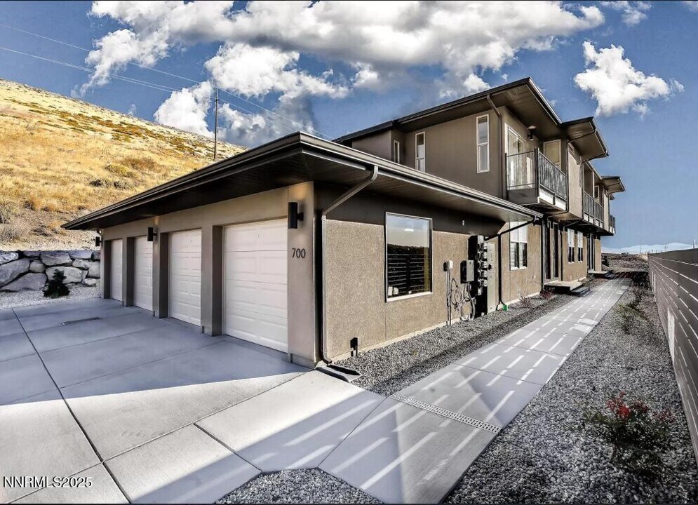 730 Bluffs Ct in Reno, NV - Building Photo