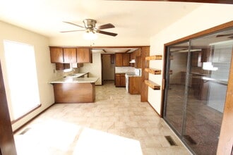 1136 W Johnathan Way in Mustang, OK - Foto de edificio - Building Photo