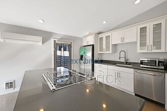 5438 26th Ave SW in Seattle, WA - Building Photo - Building Photo