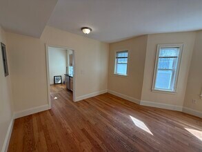 94 Brook St, Unit 2 in Brookline, MA - Foto de edificio - Building Photo